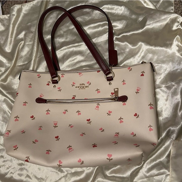 Adorable Coach Cream and Heart Print Gallery Tote Bag with Leather Handles - Picture 5 of 7